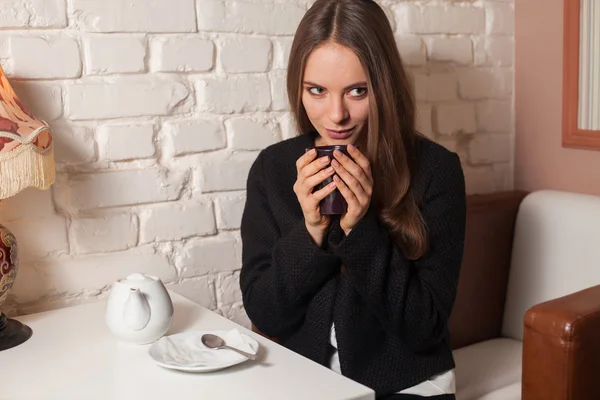 Vrouw die thee drinkt — Stockfoto