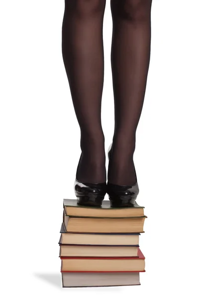 Jambes de femme avec des livres — Photo