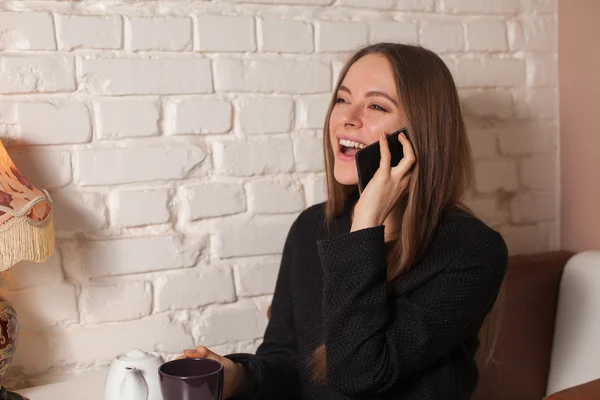 Kvinna med te och smartphone — Stockfoto