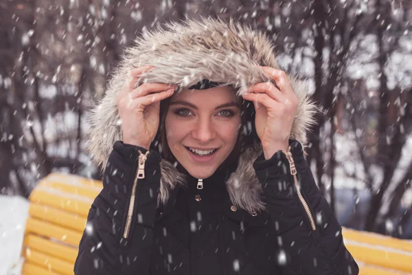 Femme et neige en hiver — Photo