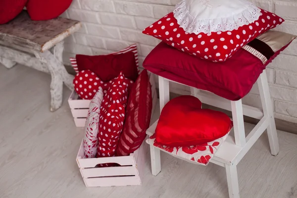 Kırmızı ve beyaz farklı yastık — Stok fotoğraf