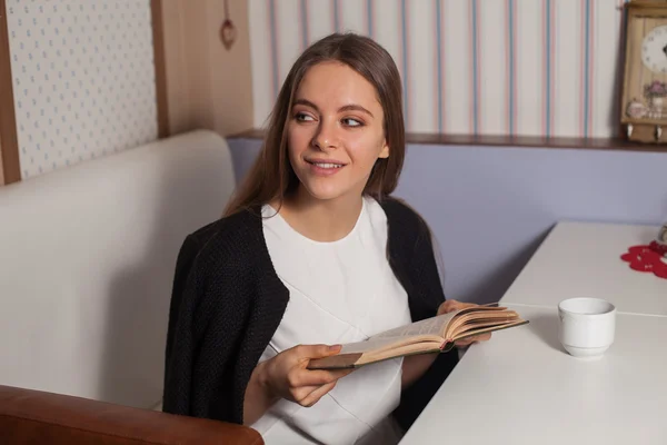 Femme avec livre et thé — Photo