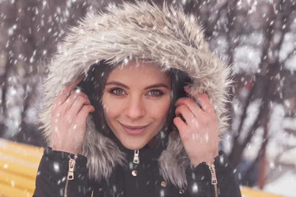 Donna e neve in inverno — Foto Stock