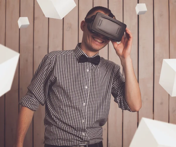 Людина в окулярах VR — стокове фото