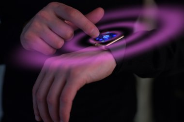 Smartwatch adamla elinde