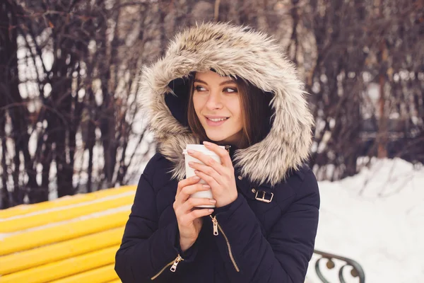 Télen, a nő és a forró kávé — Stock Fotó