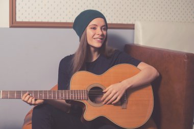 gitar çalmaya kadın