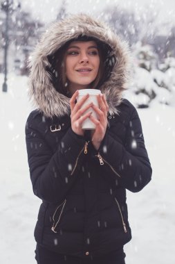 Sıcak içecek içen kadın.