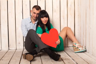 Kırmızı kalp ile Çift