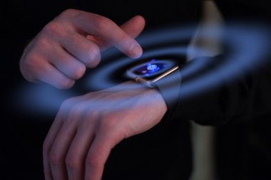 Smartwatch adamla elinde