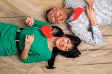 Kırmızı kalp ile Çift