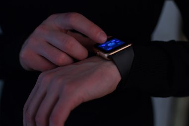 Smartwatch adamla elinde