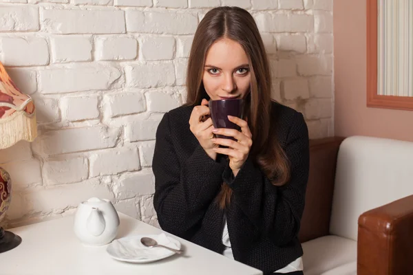 Vrouw die thee drinkt — Stockfoto