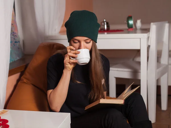 Mujer con libro —  Fotos de Stock