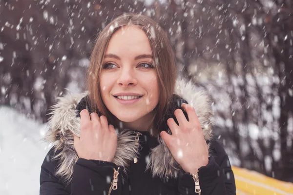 Mulher e neve no inverno — Fotografia de Stock