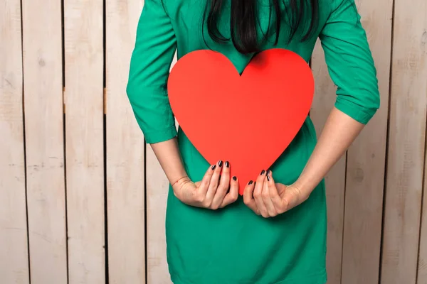 Mujer con corazón rojo —  Fotos de Stock