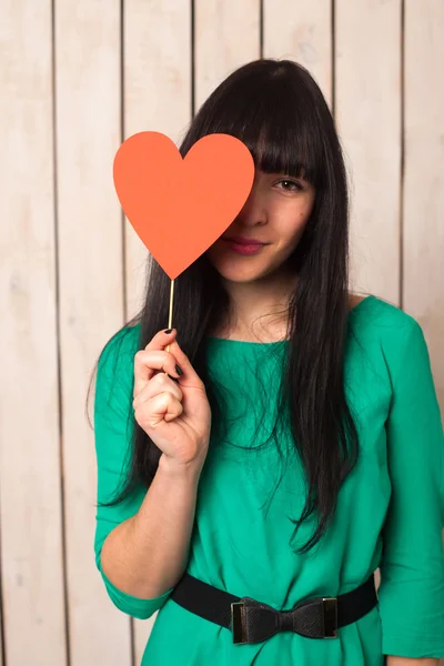 Mulher com coração vermelho — Fotografia de Stock