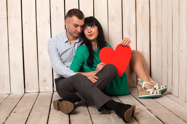 Casal com coração vermelho — Fotografia de Stock