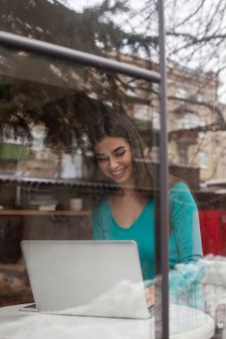 Kadın gülümsüyor penceresinde