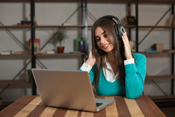 Hoofdtelefoons en vrouw — Stockfoto