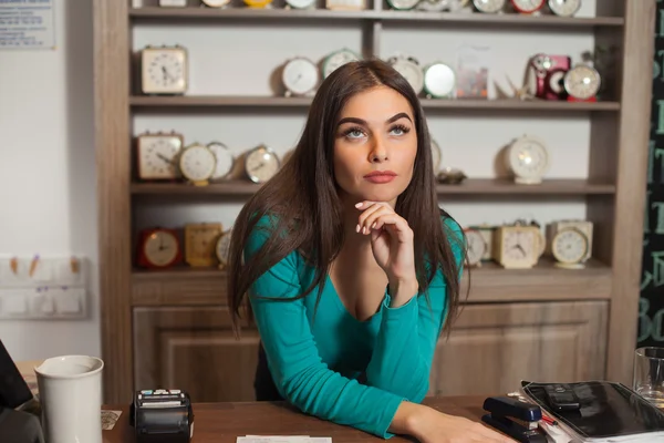 Frau stützt sich auf Tisch — Stockfoto