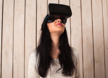 VR gözlüklü kadın