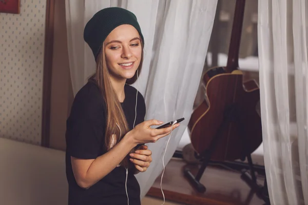 Hipster luisteren muziek — Stockfoto