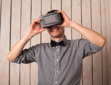 VR gözlüklü adam.