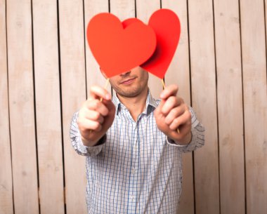 Kırmızı kalpli adam