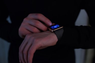 Smartwatch adamla elinde