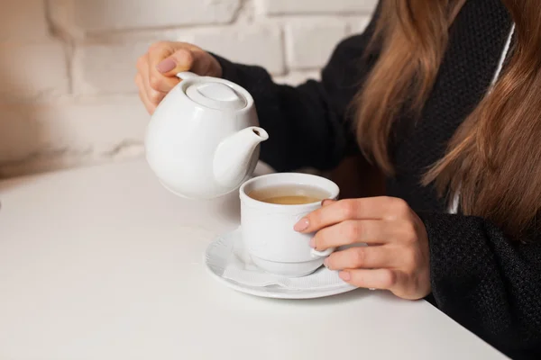 Vrouw die thee drinkt — Stockfoto