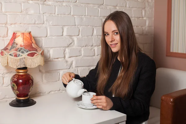 Жінка п'є чай — стокове фото