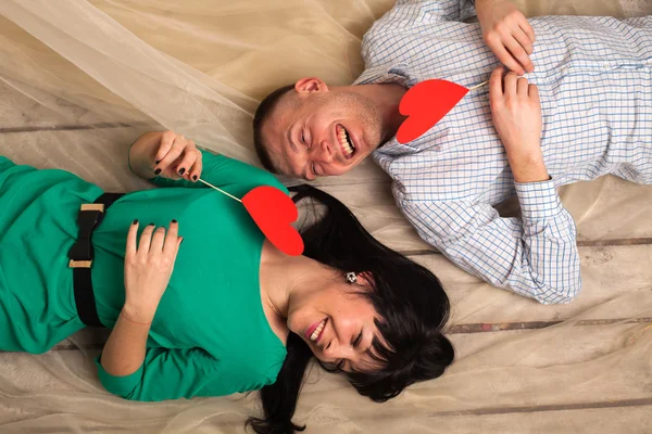 Kırmızı kalp ile Çift