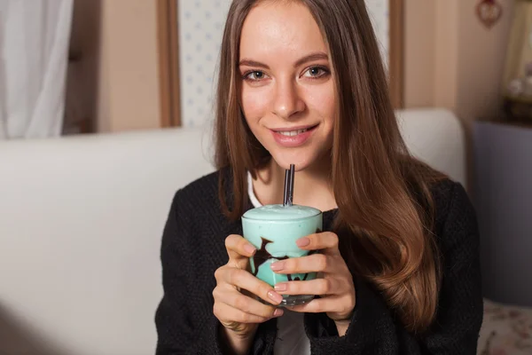 Femme avec cocktail — Photo