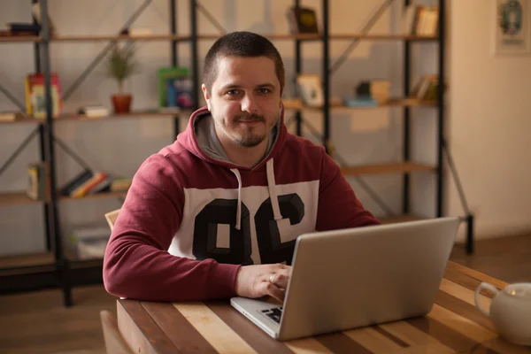 Homem com laptop — Fotografia de Stock