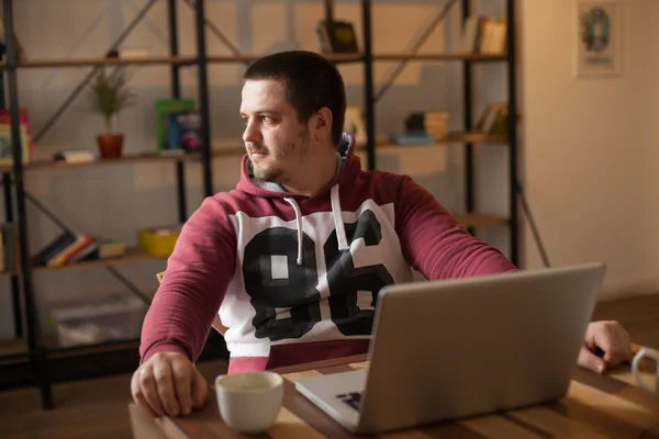 Mann schaut durchs Fenster — Stockfoto