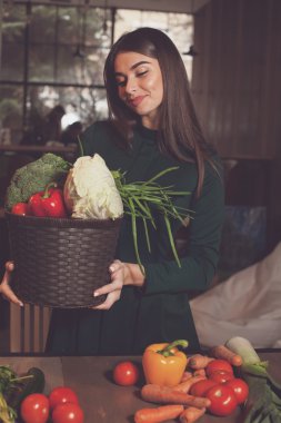 Sepet ve güzel kadın