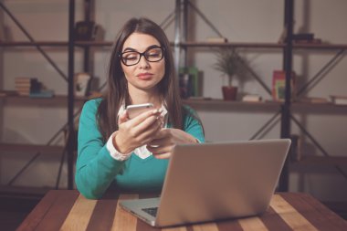 Akıllı çevirmen ve gri telefon