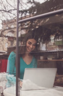 Kadın gülümsüyor penceresinde