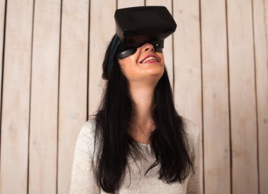 VR gözlüklü kadın