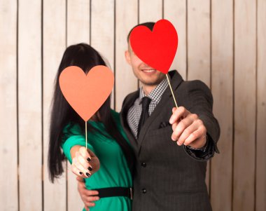 Kırmızı kalp ile Çift