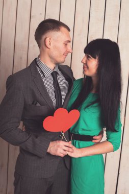 Kırmızı kalp ile Çift