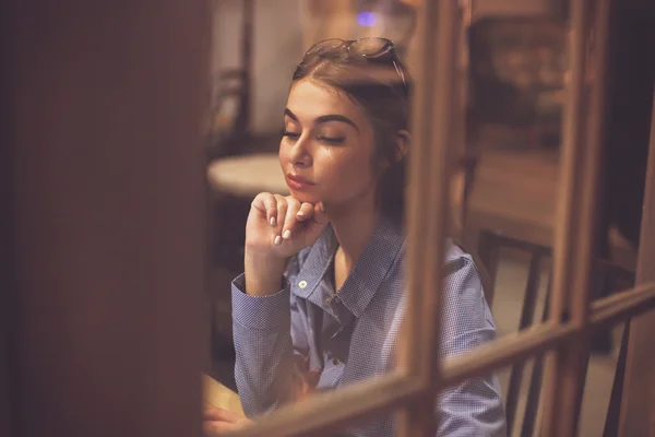 Denken vrouw is keek — Stockfoto