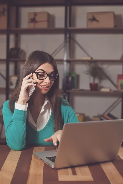 Telefono grigio e laptop e freelance — Foto Stock