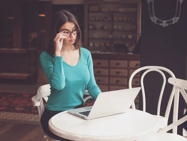 Z laptopa jest kobieta w kolorze niebieskim — Zdjęcie stockowe