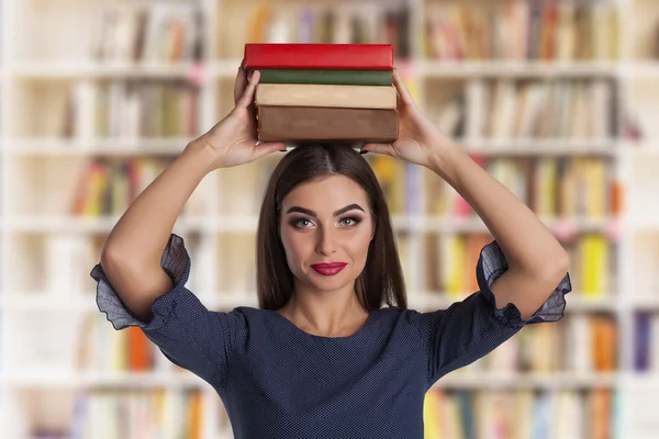 Mulher inteligente com livros — Fotografia de Stock