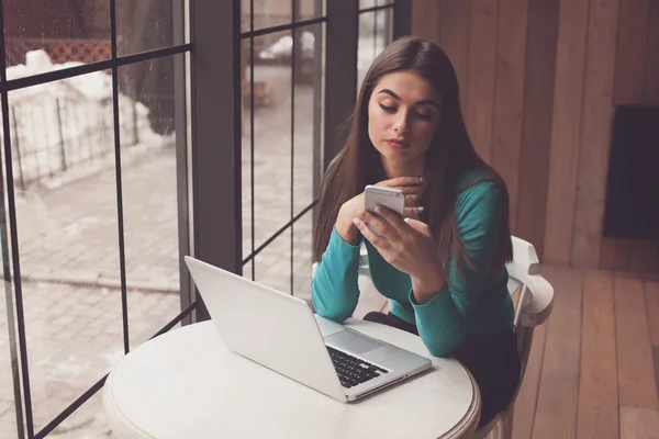 Frau tippt am Telefon — Stockfoto