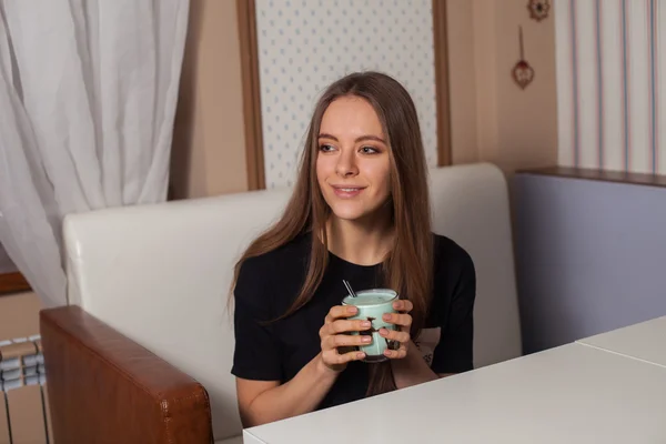 Mujer joven bebiendo café — Foto de Stock