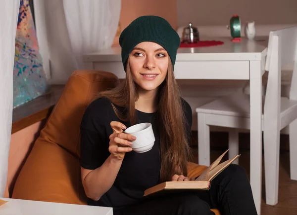 Frau mit Buch — Stockfoto