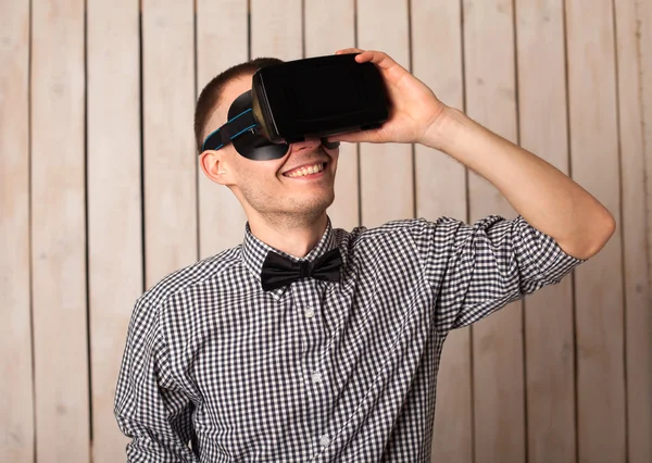 Homme en lunettes VR — Photo